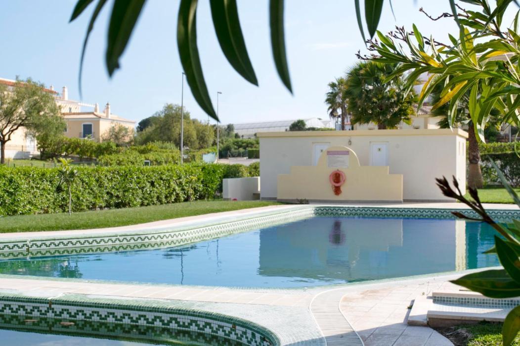 Pool And Garden Village-near Apartmán